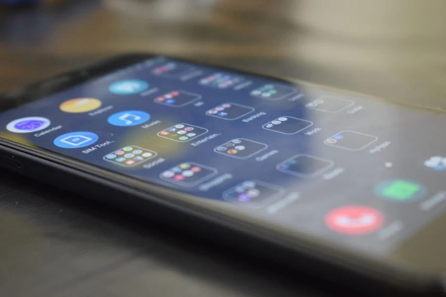 Dezvoltator lucrând la o aplicație mobilă