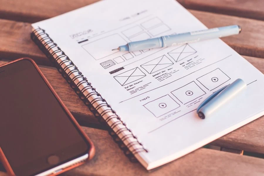 Schițe wireframe pentru refacerea unui site